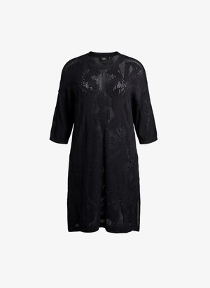 Czarna dzianinowa sukienka z rękawami 3/4, z otwartym splotem, okrągłym dekoltem i luźnym fasonem.