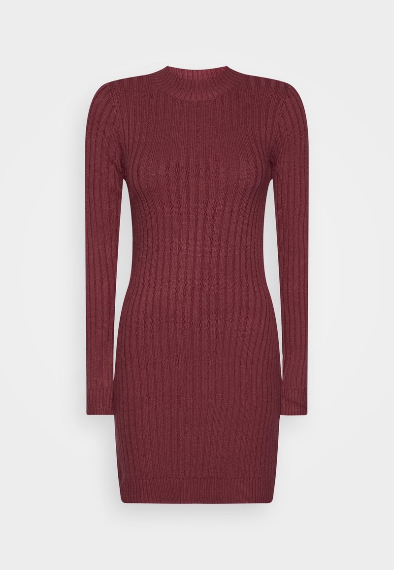 Knit dress ribbed dalam warna burgundy, dengan lengan panjang dan leher tinggi. Desain yang pas menonjolkan siluet.