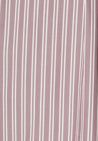 Tessuto di colore lilla chiaro con strisce bianche verticali, texture liscia e motivo uniforme. Adatto per l'uso in abbigliamento o decorazione per la casa.