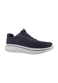 Chaussure de sport en mesh bleu marine avec une semelle coussinée blanche, un bout arrondi et un design à lacets plats. Présente des accents minimaux et une tige texturée.