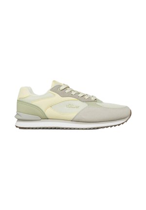Sneaker met laag profiel in beige, crème en lichtgroen met suède en mesh panelen, vetersluiting en rubberen zool.
