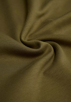Tela verde oliva con una textura suave y lisa, mostrando pliegues suaves y un patrón consistente y uniforme. El material parece ligero y flexible.