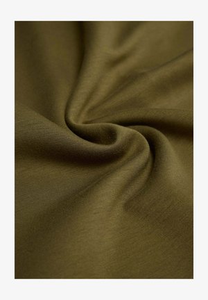 Tela verde oliva con una textura suave y lisa, mostrando pliegues suaves y un patrón consistente y uniforme. El material parece ligero y flexible.