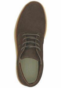 Braune Wildlederschnürschuhe mit runder Zehenpartie, kontrastierenden grauen Schnürsenkeln und leichter Gummisohle; minimale Markenkennzeichnung auf der Innensohle.