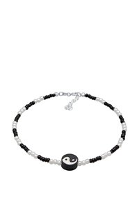 Sort og hvid perlekæde med en rund sort yin-yang vedhæng, skiftevis glansfulde sorte og hvide perler samt sølvkæde-lås.