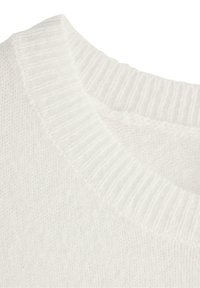Biały sweter dzianinowy z prążkowanym okrągłym dekoltem i miękkim, teksturowanym wykończeniem, prezentujący lekki i przytulny design.