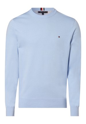 Jasnoniebieski sweter z długim rękawem i okrągłym dekoltem, z małym logo Tommy Hilfiger na lewej piersi oraz ściągaczami przy mankietach i u dołu.