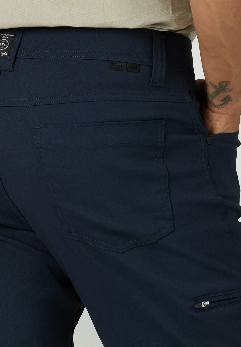 Herren Chinos | Wrangler UTILITY Stoffhose dark sapphire/dunkelblau - YE48717 Herren Chinos | Wrangler UTILITY Stoffhose dark sapphire/dunkelblau - YE48717