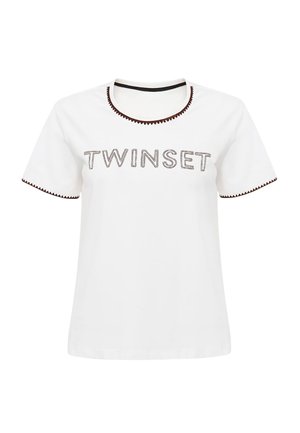 T-shirt bianca a maniche corte con scollo rotondo, caratterizzata da testo "TWINSET" ricamato in marrone e rifinitura a zigzag lungo il colletto e i polsini.