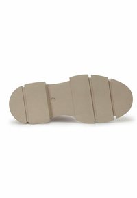 Suela de zapato de color beige claro con una superficie lisa y texturizada, que presenta surcos horizontales distintos y bordes redondeados para mayor tracción.