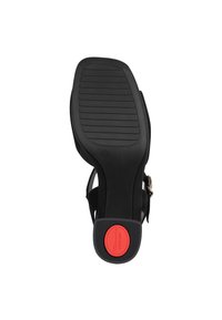 Suela de sandalia negra con ranuras antideslizantes y una almohadilla circular roja en el talón con la inscripción "Tamaris Comfort", talla 37, hebilla visible en la correa lateral.