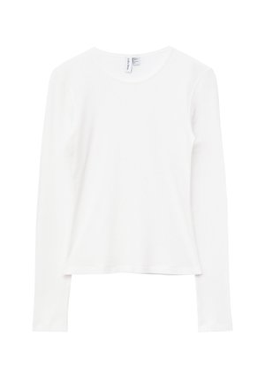 Hvid langærmet t-shirt med rund hals, tætsiddende pasform og ensfarvet design, vist fladt på en hvid baggrund.