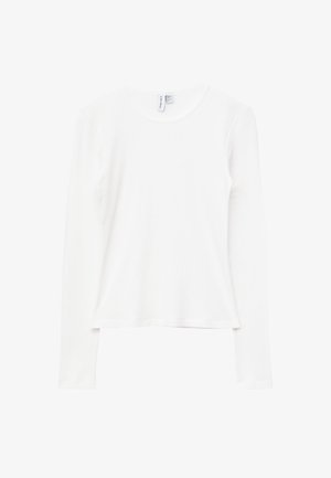 Hvid langærmet t-shirt med rund hals, tætsiddende pasform og ensfarvet design, vist fladt på en hvid baggrund.