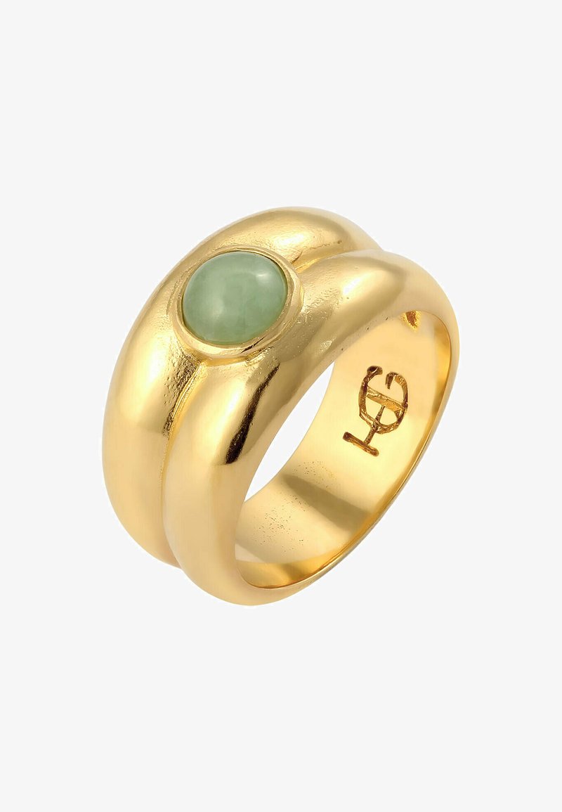 Guldring med en slät, rundad design, som har en central grön sten. Inre band graverat med initialer. Polerad yta.