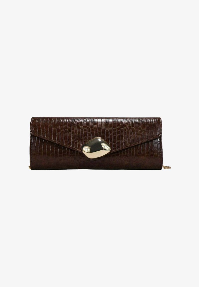 Bolso de mano marrón oscuro con textura, solapa triangular y cierre dorado reflectante irregular, de forma rectangular y con correa de cadena parcialmente visible.