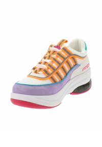 Sneaker bianco con sovrapposizioni a strisce arancioni e grigie, rifiniture in suede viola, bordo blu e suola rosa e nera. Design con lacci.