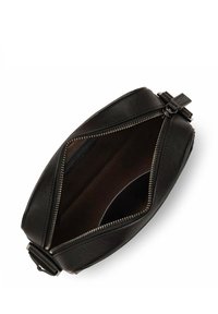 Zwarte leren tas met een ronde vorm, met een dubbele ritsopening. De binnenkant is gevoerd met een contrasterend materiaal en heeft één vak.