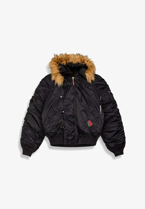 Chaqueta bomber negra con capucha forrada de piel, botones en el frente, bolsillo con cremallera en la manga y pequeño bordado de una rosa roja en el bolsillo frontal.