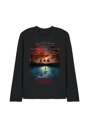 Vier Kinder fahren bei Sonnenuntergang mit ihren Fahrrädern, ihre Spiegelungen sind in einer blauen Unterwasserszene zu sehen, darunter steht der Schriftzug "Stranger Things" auf einem schwarzen Langarmshirt.