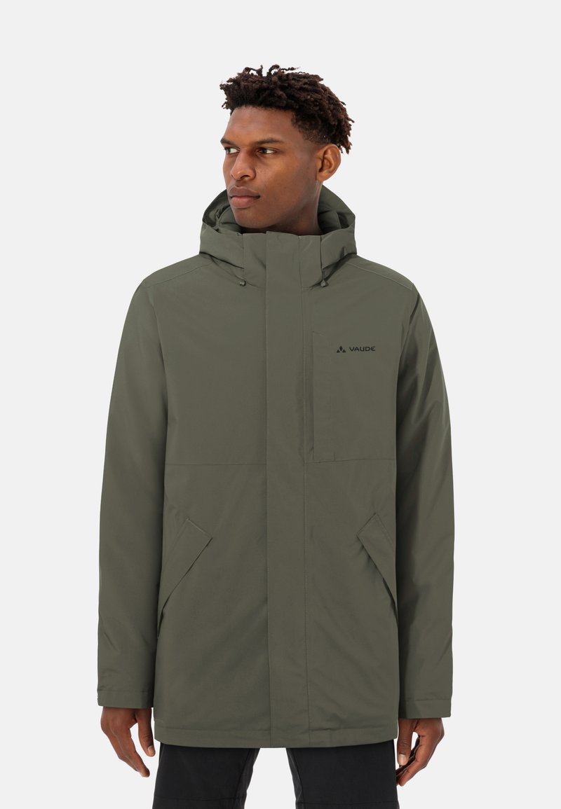 Veste imperméable vert olive avec un col haut, capuche ajustable et poches frontales doubles. Présente une texture mate élégante et un branding minimal.