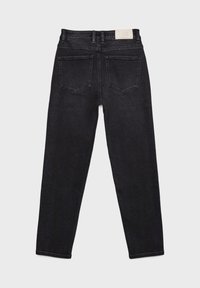 Crne traperice od denima ravnog kroja, sa pet džepova, kožnom oznakom na pojasu i glatkom teksturom.