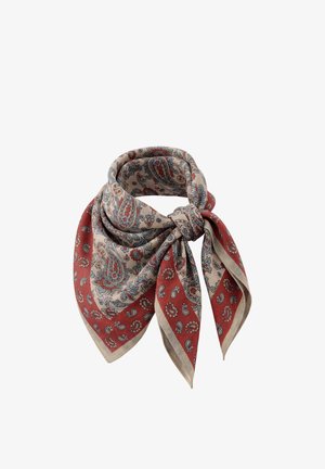 Vierkante sjaal met beige achtergrond en rode rand, met ingewikkelde blauwe en rode paisley-patronen, los gestrikt.