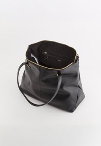 Czarna skórzana torebka o miękkiej fakturze, z złotym zamkiem błyskawicznym i podwójnymi uchwytami; posiada pojemne wnętrze oraz kieszeń zamykaną na zamek.