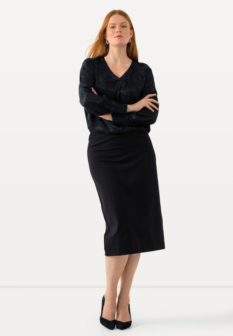 Ulla Popken STRAIGHT ELASTIC WAIST STRETCH  - Pouzdrová sukně - black