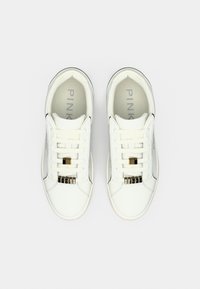 Λευκά δερμάτινα αθλητικά παπούτσια με κορδόνια, λείο δέρμα στο επάνω μέρος, διακοσμητικά στοιχεία σε χρυσό τόνο και επίπεδη σόλα· διαθέτουν λογότυπο στις εσωτερικές σόλες.