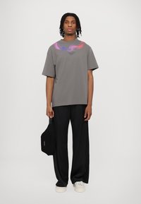 PHOBIA ARCHIVE CIRCLE SNAKE PRINT AND METAL LABEL - T-shirt con stampa - stone wash