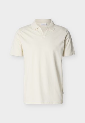 Kortarmig crèmekleurig poloshirt met een zachte kraag en V-vormige uitsnijding bij de hals, getoond op een effen witte achtergrond.