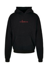 Sort hættetrøje med en frontlomme, prydet med rød broderet tekst "kærlighed" og pile-design på brystet; blødt, struktureret stof.