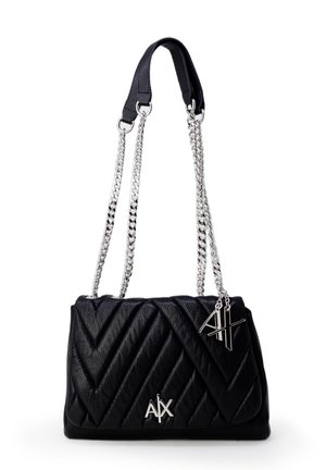 Sac à épaule en cuir noir matelassé avec des lanières chaîne argentées et un charm logo Armani Exchange A|X sur le rabat avant.