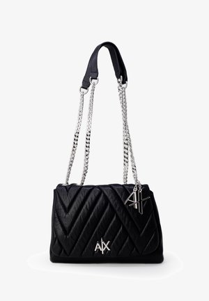 Czarna pikowana skórzana torebka na ramię z srebrnymi łańcuszkowymi paskami i zawieszką z logo Armani Exchange A|X na przedniej klapie.