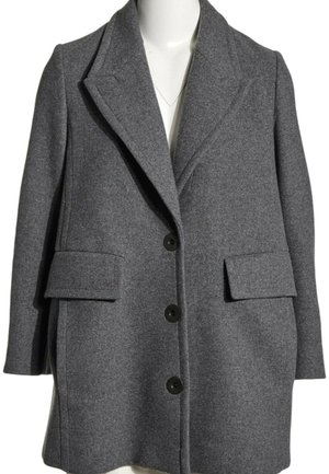 Manteau en laine gris avec de larges revers, trois boutons noirs sur le devant, manches longues et deux poches à rabat au niveau de la taille.