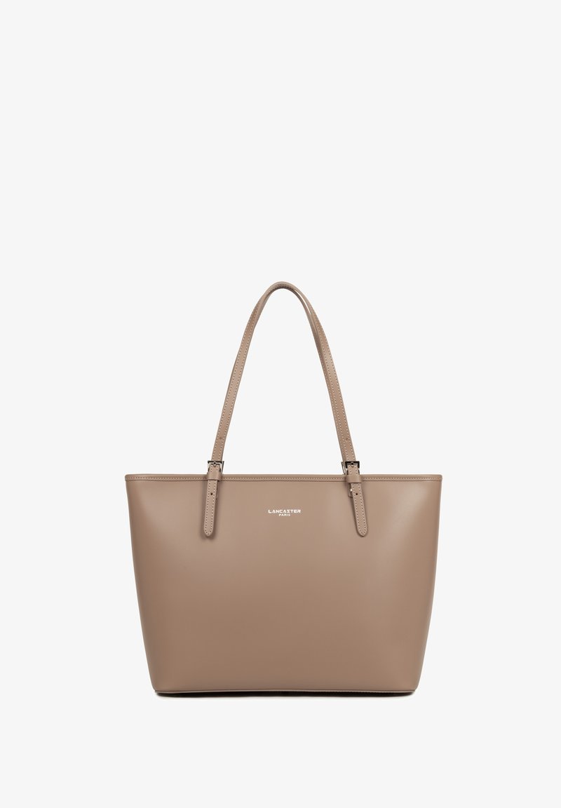 Sac cabas en cuir taupe de Lancaster Paris avec deux anses épaules et des détails en boucles argentées.