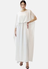 Longue robe blanche avec un design fluide et à couches. Caractéristiques : manches courtes, coupe décontractée et taille cintrée. Tissu lisse et léger.