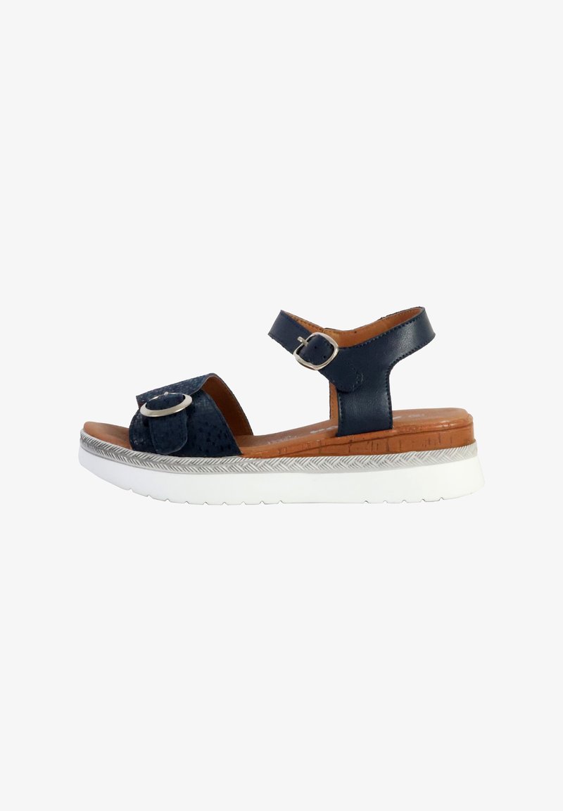 Marineblauwe leren sandalen met een gestructureerde bovenkant, een verstelbare enkelriem, een ronde gesp en een witte rubberen zool met een patroon.