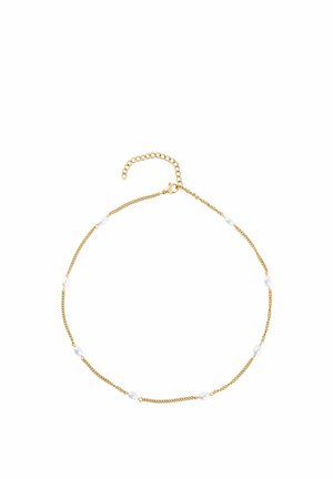 Colier cu lanț auriu cu perle albe mici plasate uniform, prevăzut cu închizătoare tip rac și lanț extensibil reglabil pe un fundal alb.