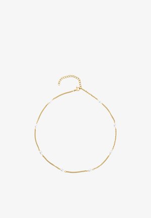 Aukso grandinėlė su mažomis baltomis perlėmis, tolygiai išdėstytomis, su omarų užsegimu ir reguliuojama pratęsimo grandinėle ant balto fono.