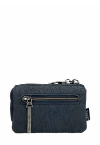 Cartera gris oscura hecha de un material texturizado, con un compartimento con cremallera y herrajes plateados, diseño en relieve geométrico y bucle para llavero.