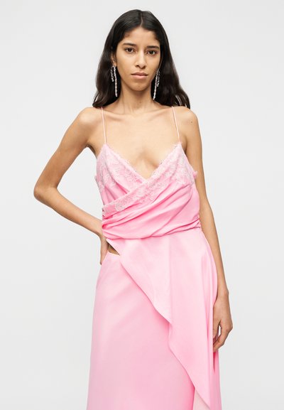 Ροζ σατέν φόρεμα με δαντελένιο τελείωμα, βαθύ V-λαιμόκοψη, σφηνοειδής σχεδιασμός και πλαϊνή σχισμή. Διαθέτει λεπτές τιράντες και απαλή, ρέουσα υφή.