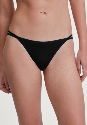 Zwarte bikini onderkant met een lage taille. Gemaakt van gladde stof, met dunne zijbandjes en minimale bedekking. Eenvoudige en naadloze afwerking.