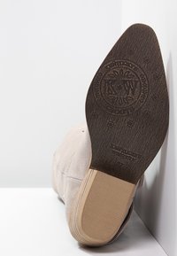 Kentucky's Western Botas camperas - sand
