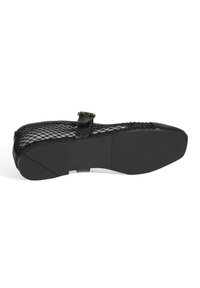 Sandale noire avec un dessus en maille et un détail de boucle métallisée. Présente un bout pointu et une semelle en caoutchouc plate, offrant une finition texturée.