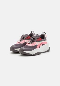 Zapatilla gris y rosa con acentos de malla y cuero, puntera redondeada, suela blanca gruesa y cordones de color contrastante. Destaca por su lengüeta trasera.