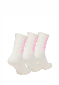 Białe bawełniane skarpetki do kostki, pakowane po trzy, z prążkowaną strukturą i różowym napisem „I <3 KUBOTA” po boku.