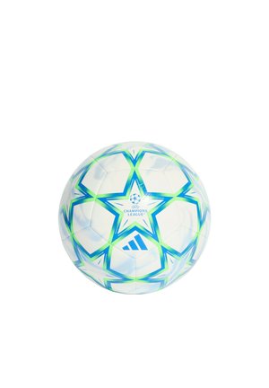 Ballon de football blanc avec des motifs d’étoiles verts et bleus et le logo de l’UEFA Champions League au centre sur un fond blanc uni.