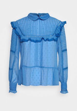 Blouse bleue transparente à manches longues avec empiècement froncé aux épaules, col Peter Pan, rayures texturées et poignets boutonnés.