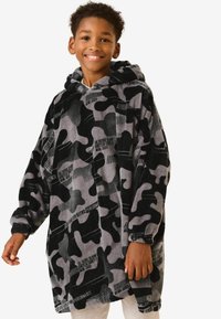 Overdimensioneret sort og grå fleece hoodie med camouflagemønster, udstyret med hætte og tekstdetaljer, designet til komfort og varme.
